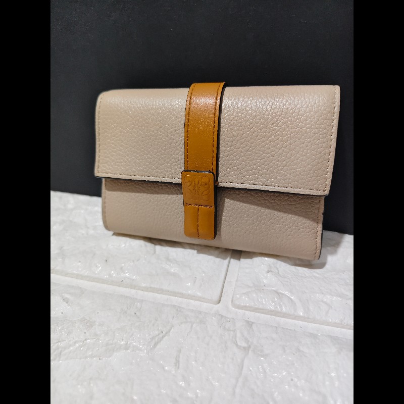 LOEWE 經典款 小型粒面小牛皮三折短夾-20