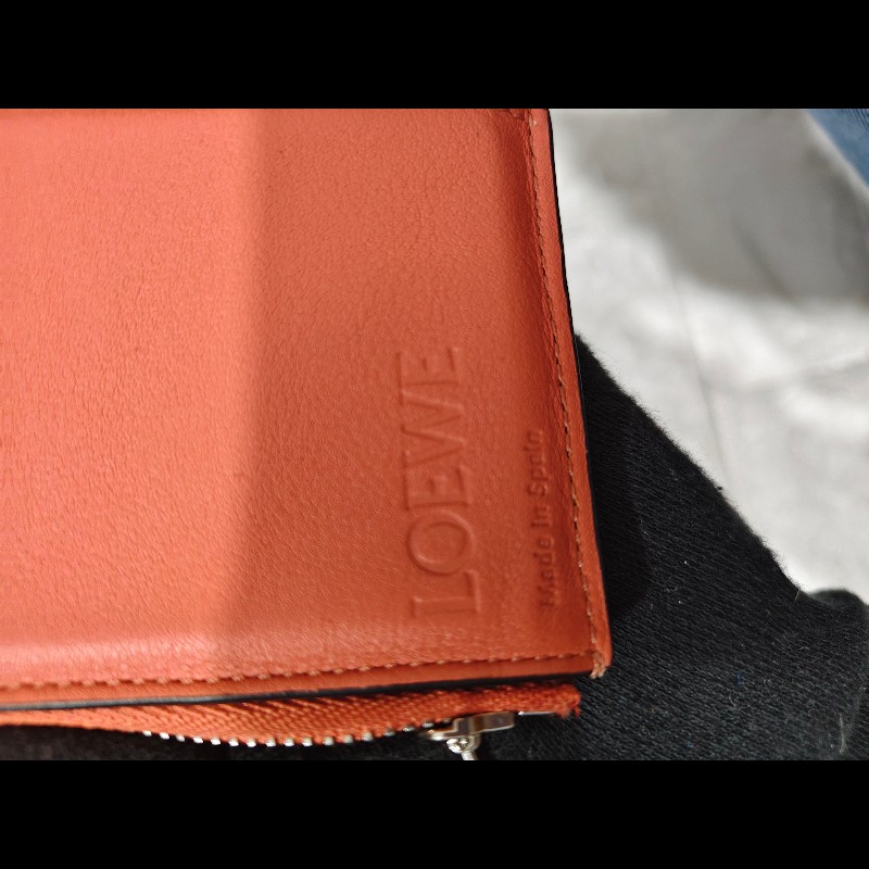 LOEWE 經典款 小型粒面小牛皮三折短夾-21