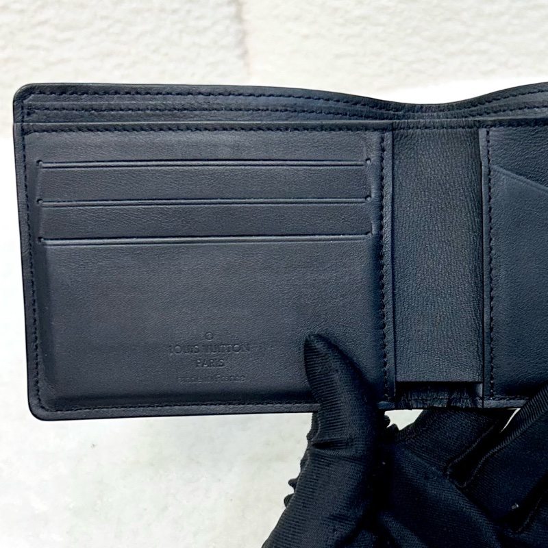 Louis Vuitton LV黑色Monogram Shadow壓紋牛皮Multiple對開短夾 男用短夾 皮夾 錢包 M62901-12