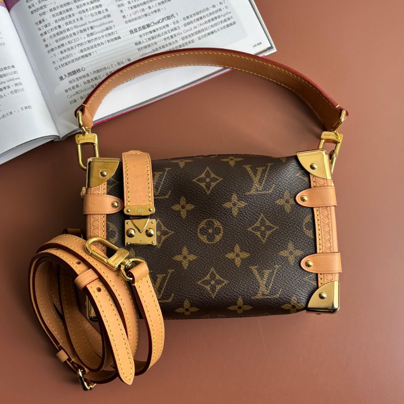 ::LOUIS VUITTON:: LV M46815 Side Trunk PM 經典花紋牛皮飾邊手提斜背包 箱型包-0