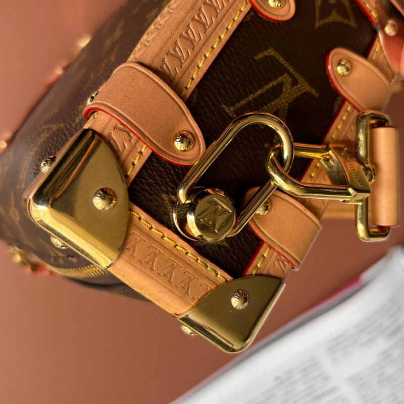 ::LOUIS VUITTON:: LV M46815 Side Trunk PM 經典花紋牛皮飾邊手提斜背包 箱型包-17