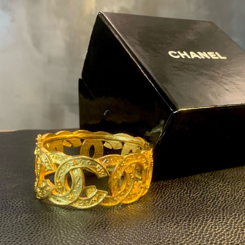 Rare Chanel Vintage Grapevine Motif Cuff Bracelet In 24k Gold-Plate 香奈兒全CC Logo葡萄藤手鐲-0