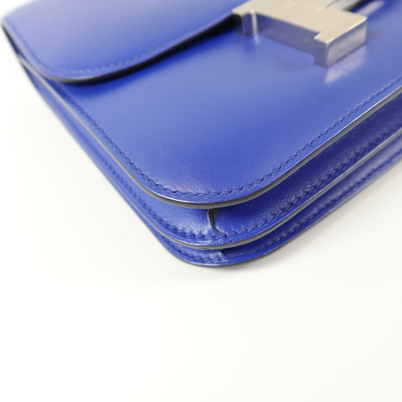 HERMES Tadelakt皮革Constance Mini肩背袋Bleu Electrique-12