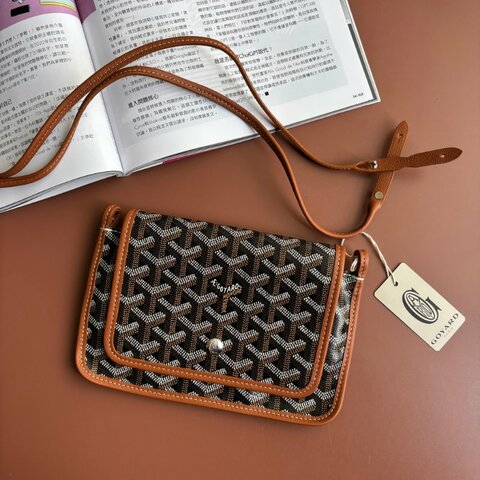 ::GOYARD:: Plumet Pocket 經典深棕咖色翻蓋斜背信封包