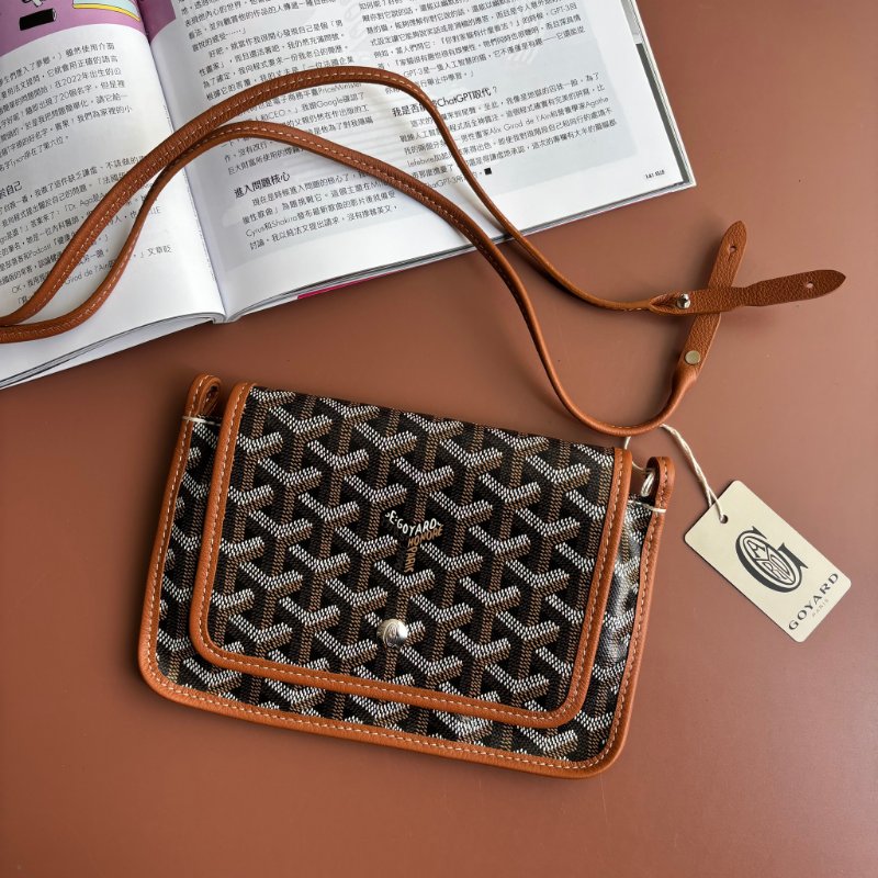 ::GOYARD:: Plumet Pocket 經典深棕咖色翻蓋斜背信封包-0