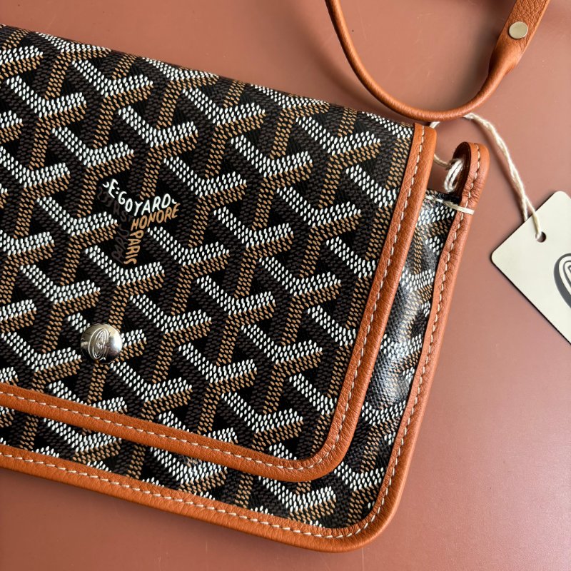 ::GOYARD:: Plumet Pocket 經典深棕咖色翻蓋斜背信封包-1