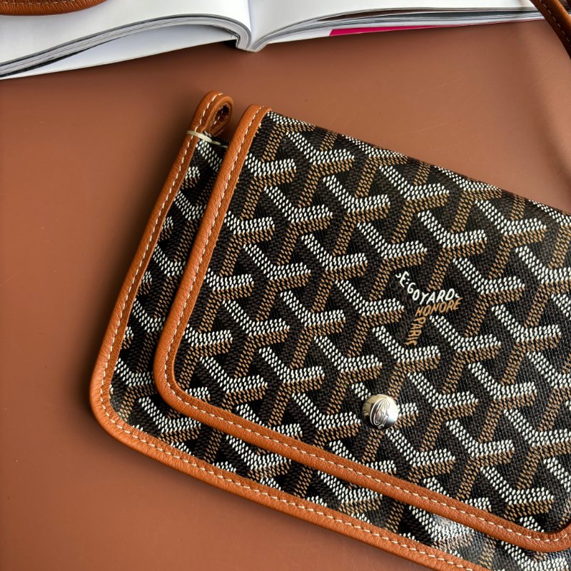 ::GOYARD:: Plumet Pocket 經典深棕咖色翻蓋斜背信封包-2