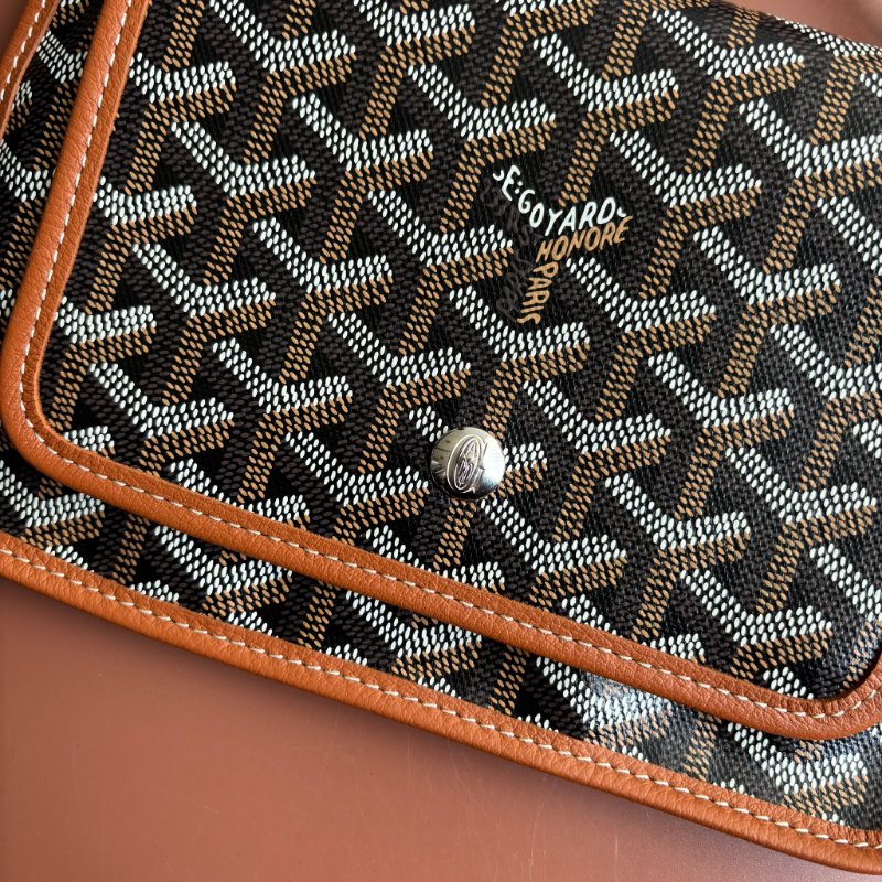 ::GOYARD:: Plumet Pocket 經典深棕咖色翻蓋斜背信封包-3