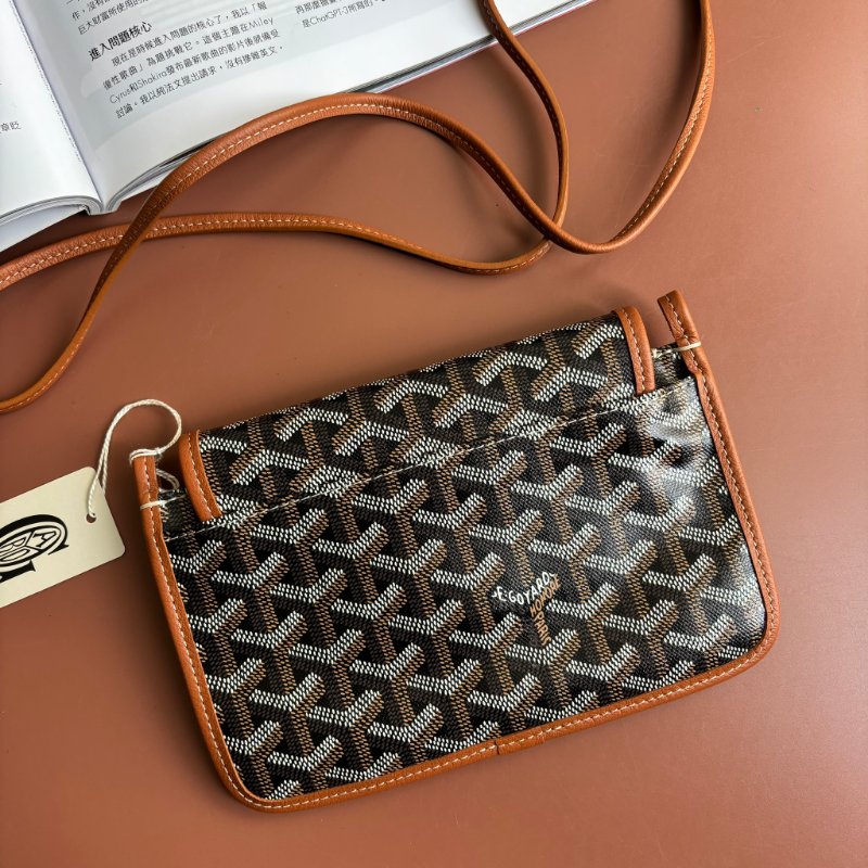 ::GOYARD:: Plumet Pocket 經典深棕咖色翻蓋斜背信封包-4