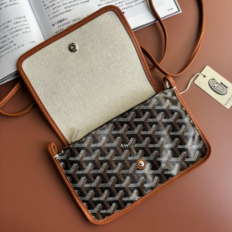 ::GOYARD:: Plumet Pocket 經典深棕咖色翻蓋斜背信封包-5