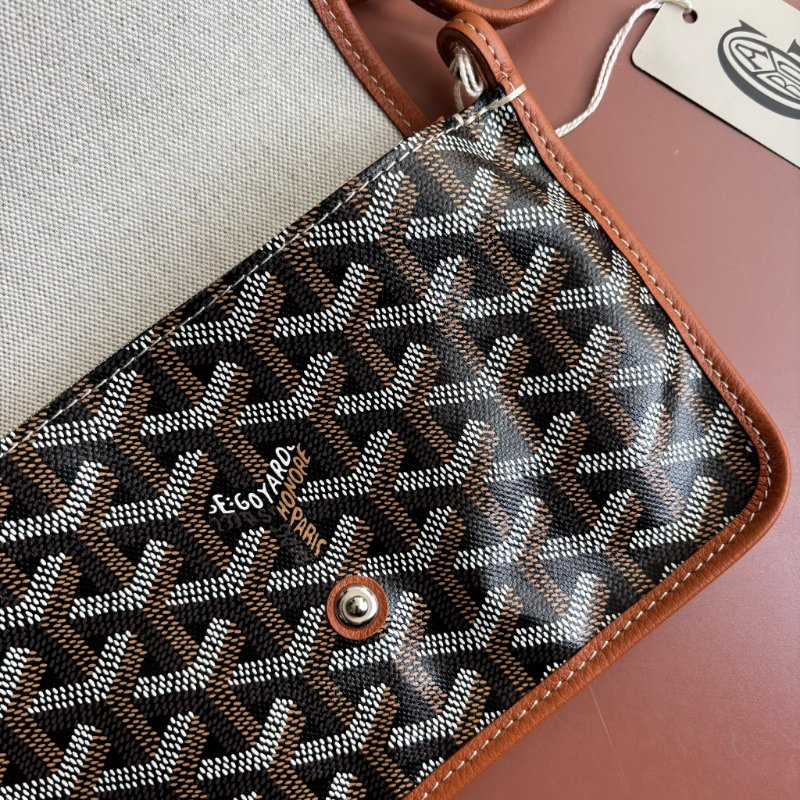 ::GOYARD:: Plumet Pocket 經典深棕咖色翻蓋斜背信封包-6