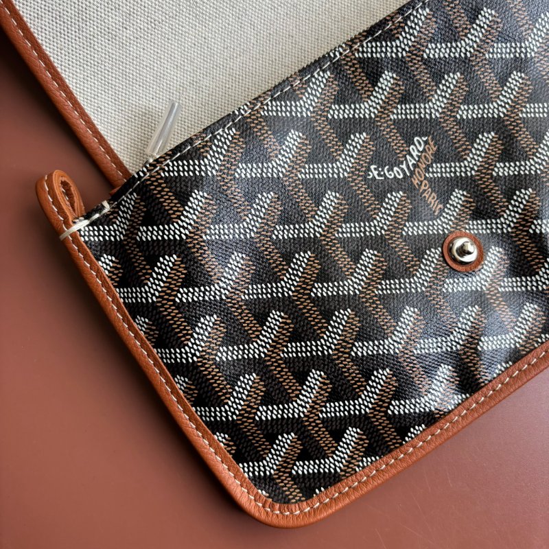 ::GOYARD:: Plumet Pocket 經典深棕咖色翻蓋斜背信封包-7