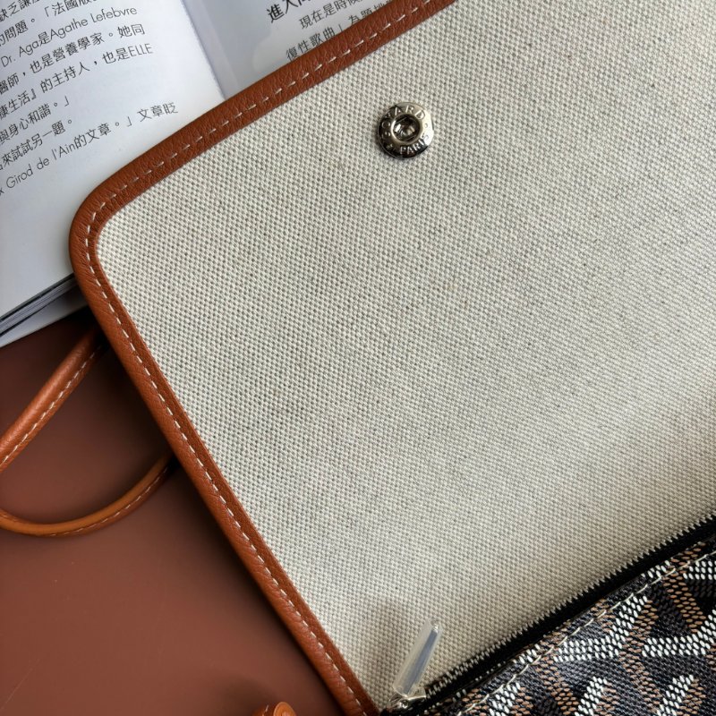 ::GOYARD:: Plumet Pocket 經典深棕咖色翻蓋斜背信封包-8