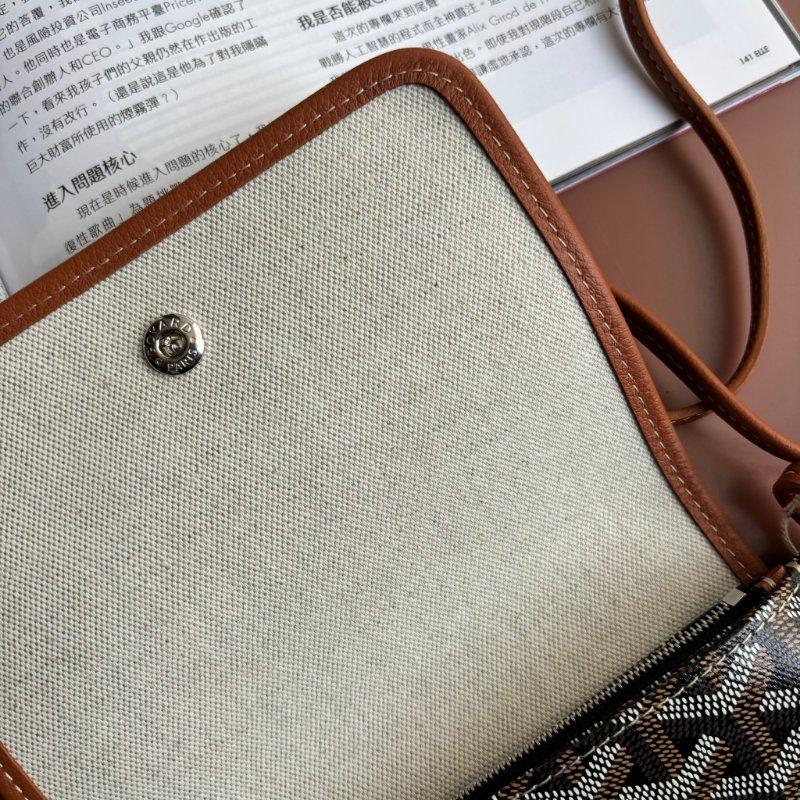 ::GOYARD:: Plumet Pocket 經典深棕咖色翻蓋斜背信封包-9