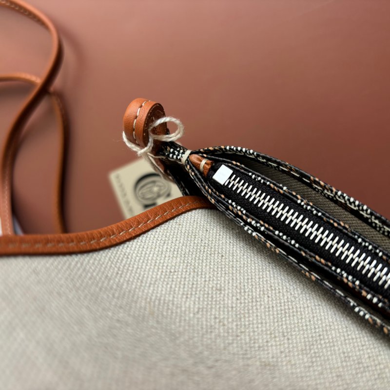 ::GOYARD:: Plumet Pocket 經典深棕咖色翻蓋斜背信封包-10