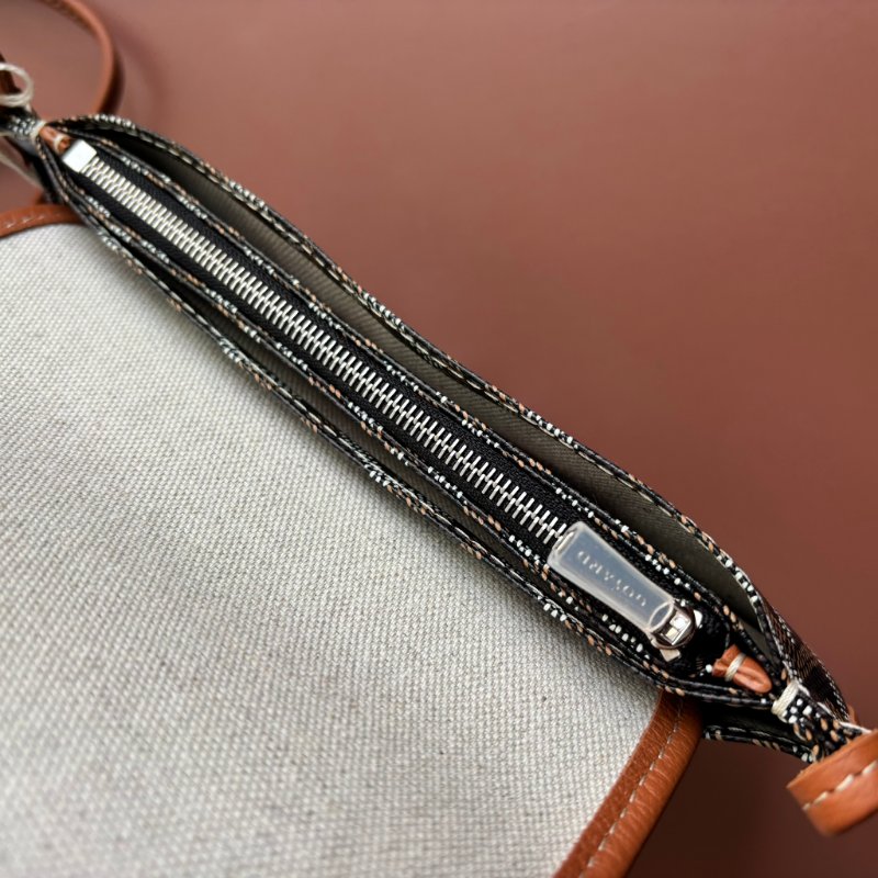 ::GOYARD:: Plumet Pocket 經典深棕咖色翻蓋斜背信封包-11