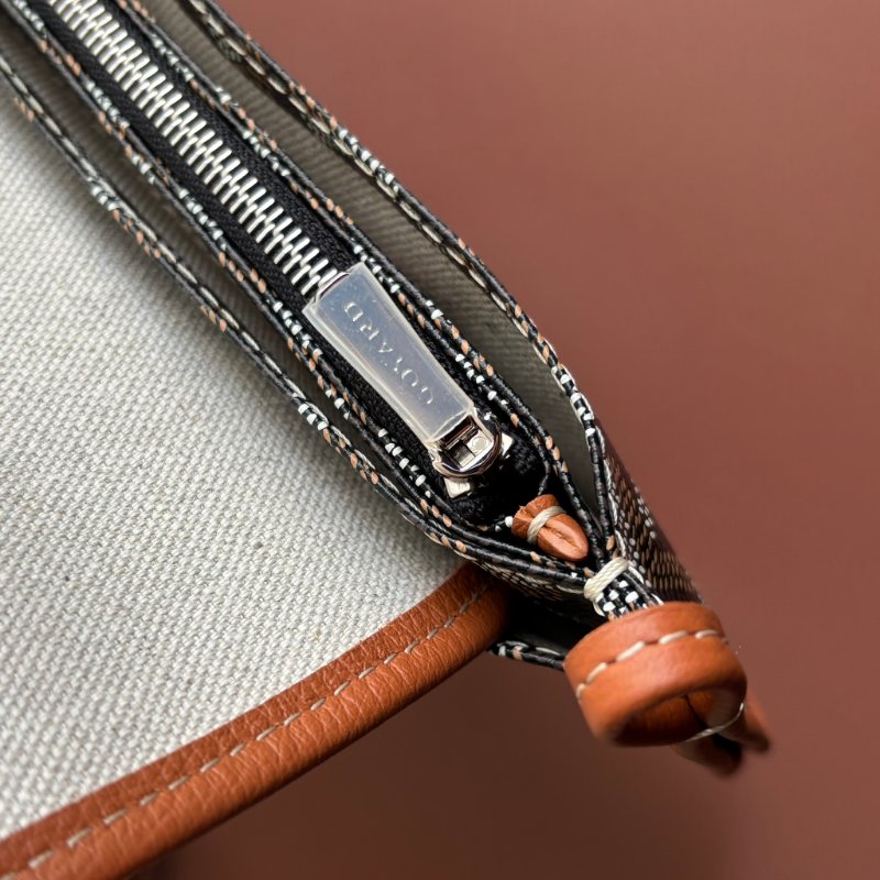 ::GOYARD:: Plumet Pocket 經典深棕咖色翻蓋斜背信封包-12