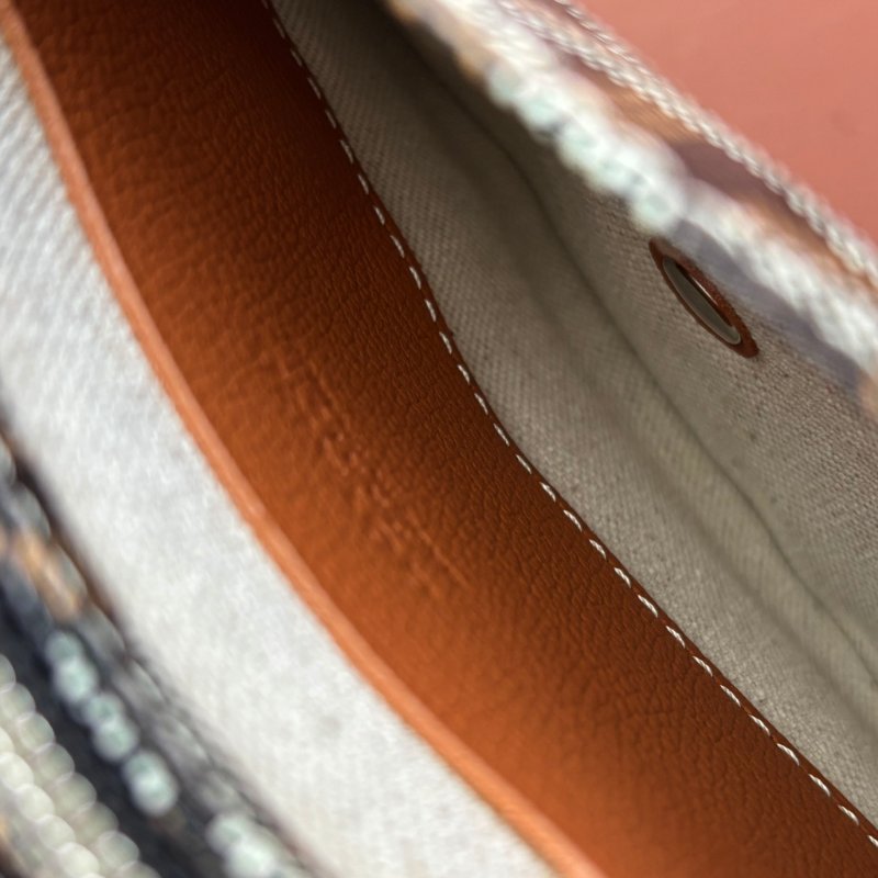 ::GOYARD:: Plumet Pocket 經典深棕咖色翻蓋斜背信封包-13