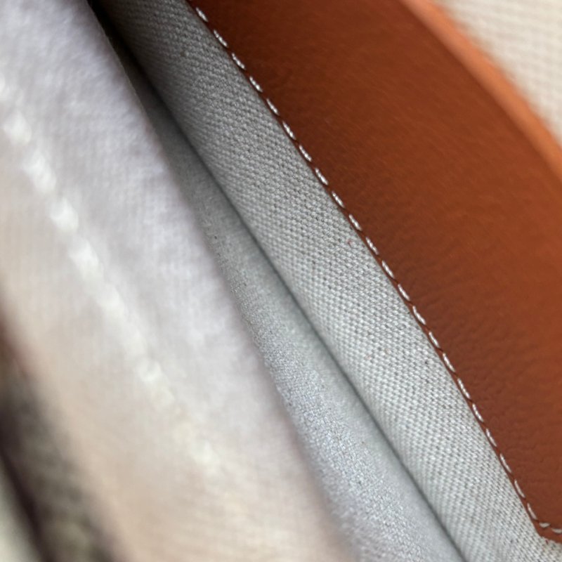 ::GOYARD:: Plumet Pocket 經典深棕咖色翻蓋斜背信封包-14