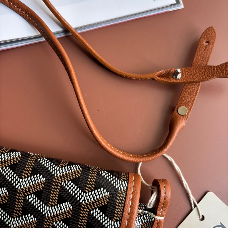 ::GOYARD:: Plumet Pocket 經典深棕咖色翻蓋斜背信封包-15