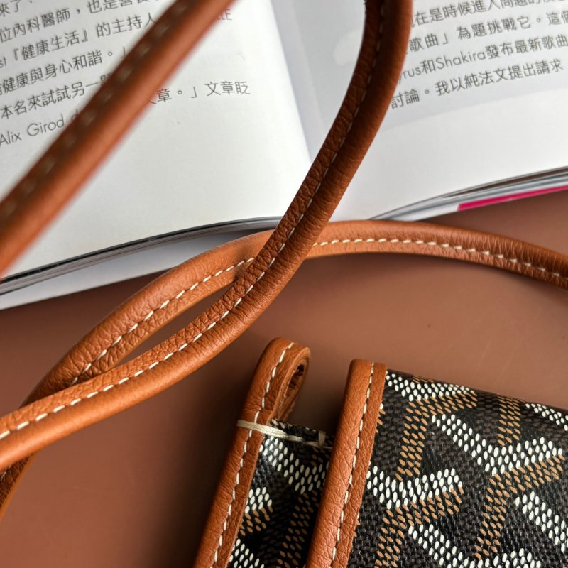 ::GOYARD:: Plumet Pocket 經典深棕咖色翻蓋斜背信封包-18