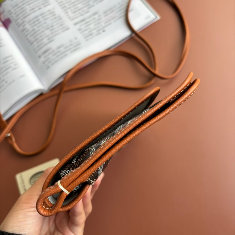 ::GOYARD:: Plumet Pocket 經典深棕咖色翻蓋斜背信封包-20