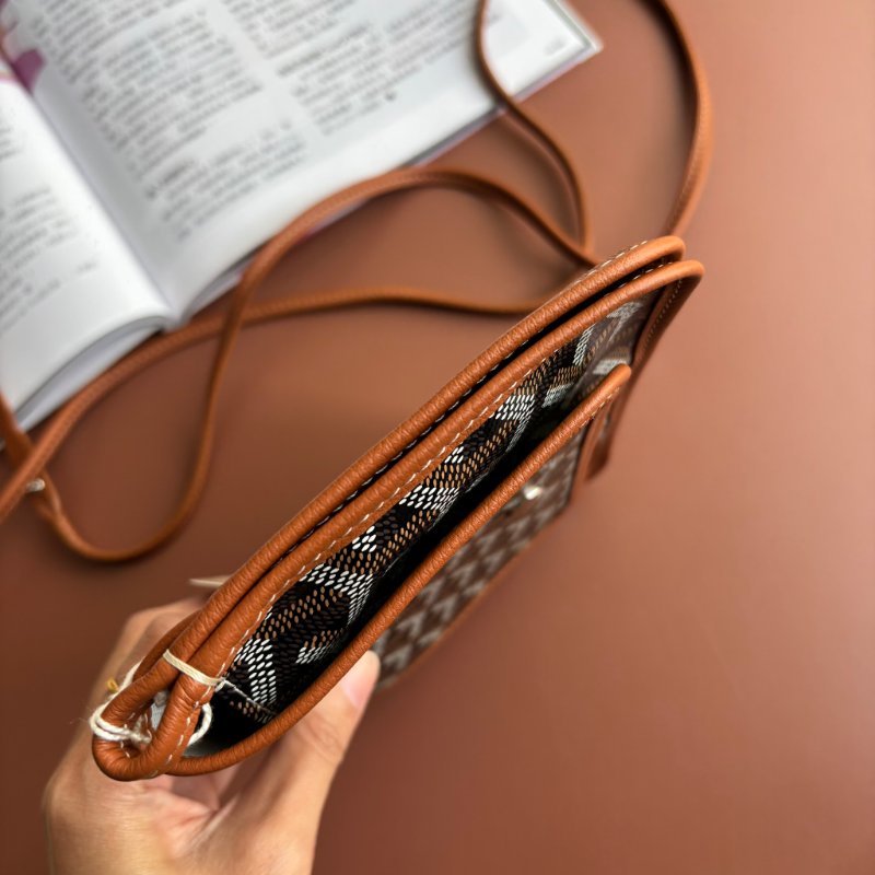 ::GOYARD:: Plumet Pocket 經典深棕咖色翻蓋斜背信封包-21