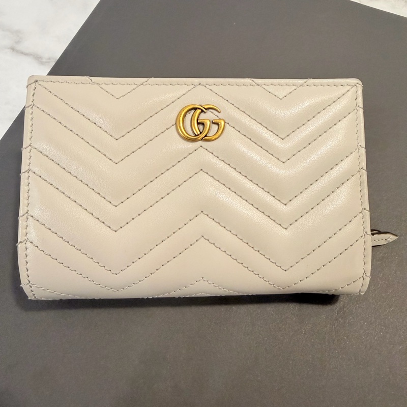Gucci米灰色牛皮山形紋馬夢霧金釦短夾-0