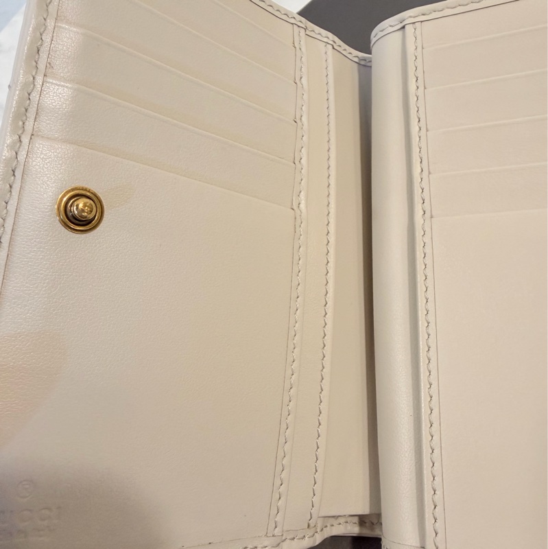 Gucci米灰色牛皮山形紋馬夢霧金釦短夾-3