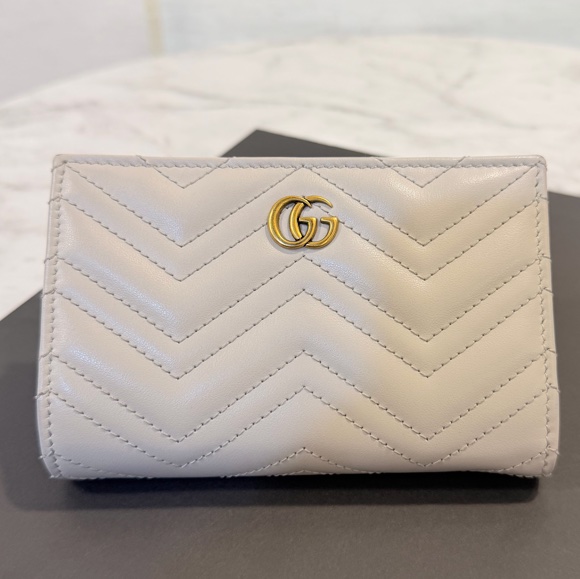 Gucci米灰色牛皮山形紋馬夢霧金釦短夾-5