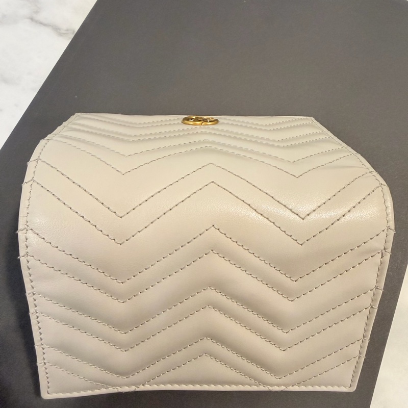 Gucci米灰色牛皮山形紋馬夢霧金釦短夾-6