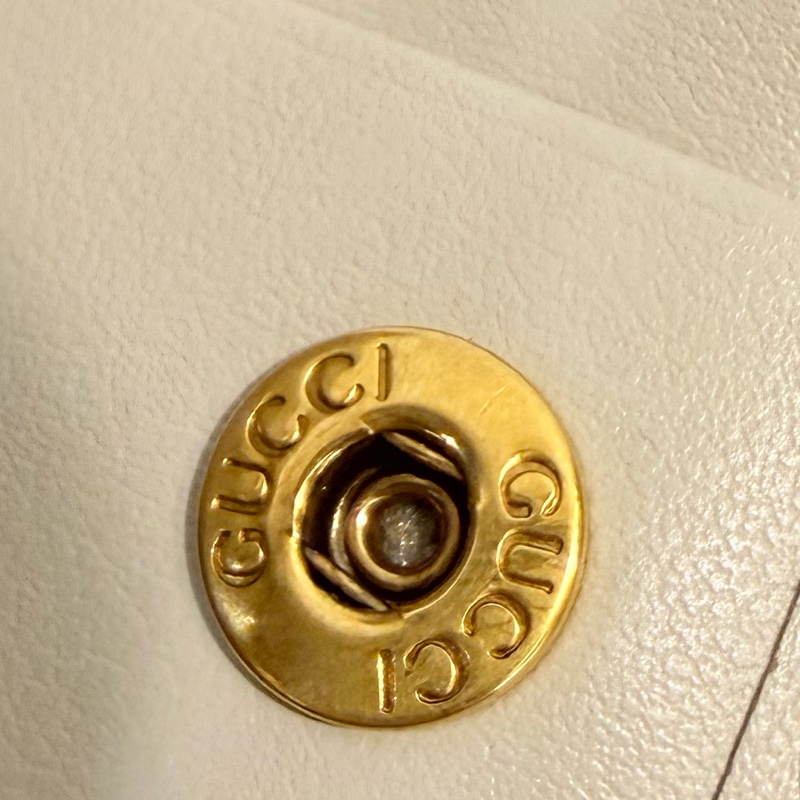 Gucci米灰色牛皮山形紋馬夢霧金釦短夾-22