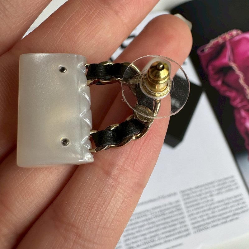 💥Chanel ABA007超可愛銀白色皮穿小包耳環-6