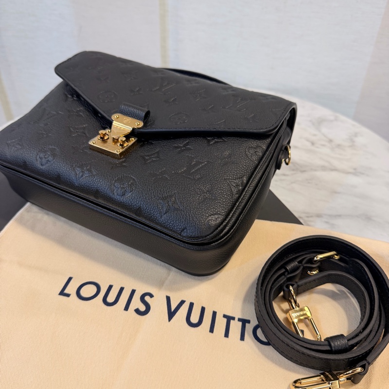 LV 黑牛皮壓紋métis 金釦手提斜背包-0