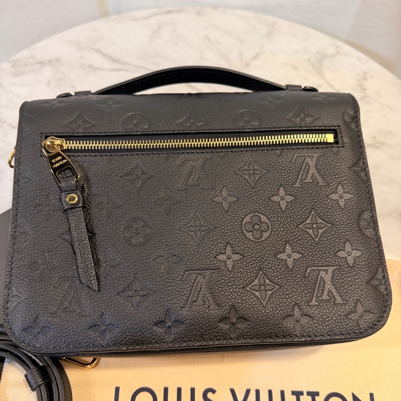 LV 黑牛皮壓紋métis 金釦手提斜背包-7