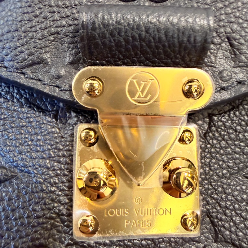 LV 黑牛皮壓紋métis 金釦手提斜背包-35