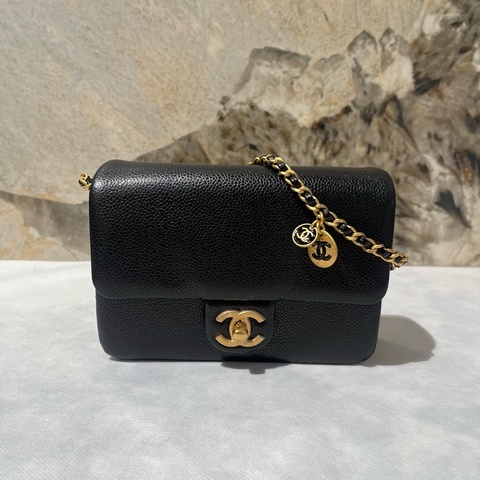 Chanel黑荔枝牛金釦掀蓋小斜背包