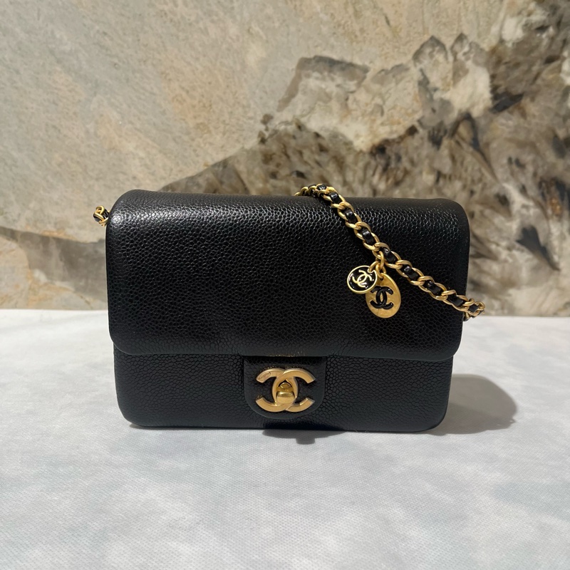 Chanel黑荔枝牛金釦掀蓋小斜背包-0