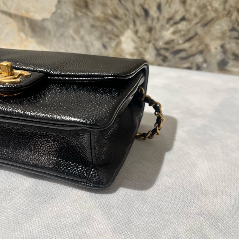 Chanel黑荔枝牛金釦掀蓋小斜背包-5