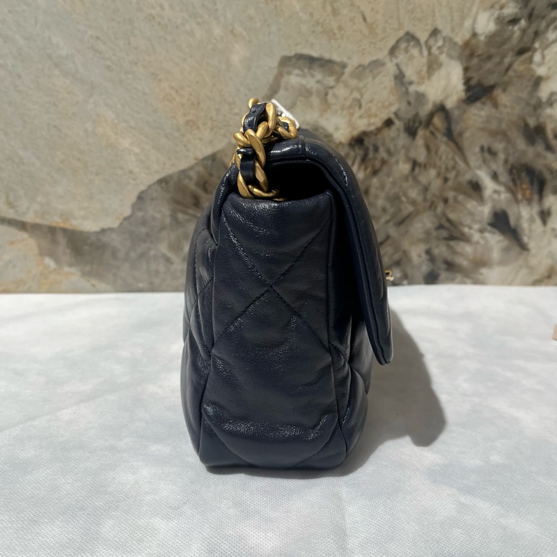 Chanel 海軍藍金釦羊皮19 包26公分-1