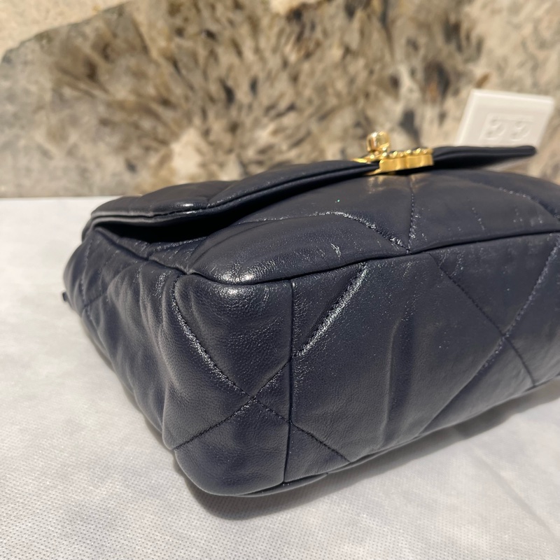 Chanel 海軍藍金釦羊皮19 包26公分-3
