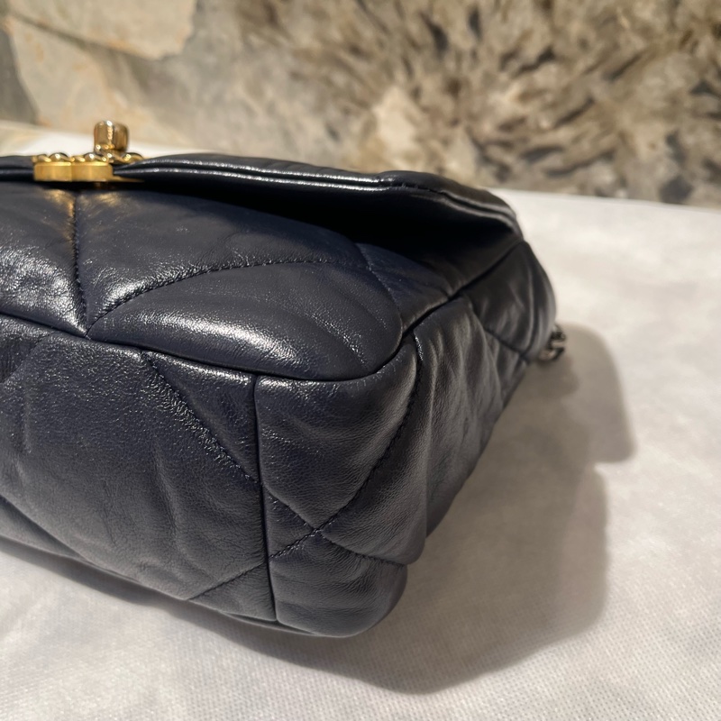 Chanel 海軍藍金釦羊皮19 包26公分-4