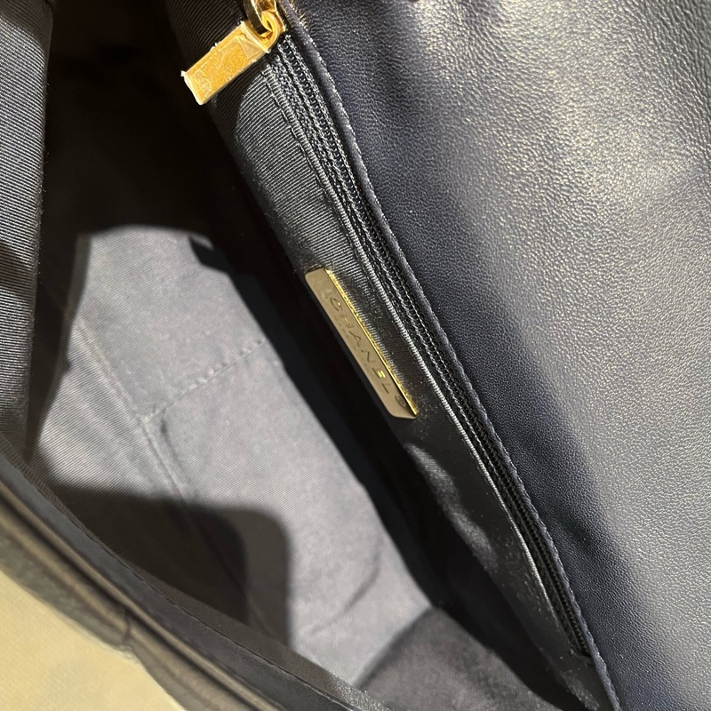 Chanel 海軍藍金釦羊皮19 包26公分-6