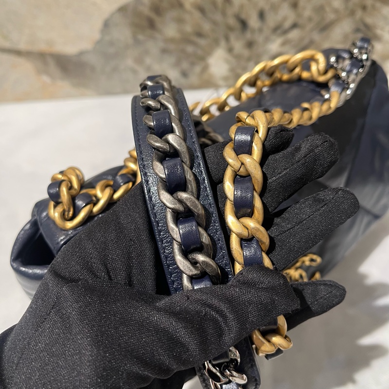 Chanel 海軍藍金釦羊皮19 包26公分-7