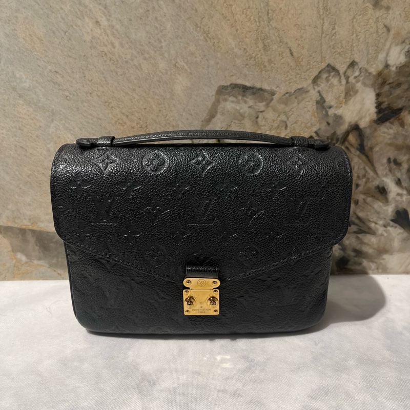 Louis Vuitton Black 黑牛皮壓紋Metis 郵差包-0