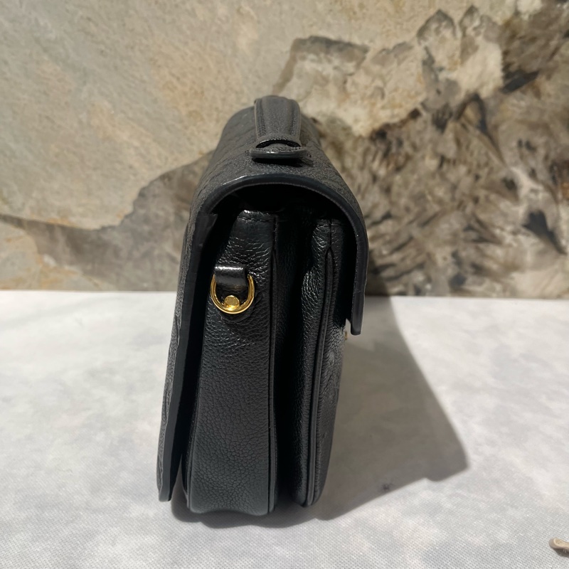 Louis Vuitton Black 黑牛皮壓紋Metis 郵差包-1
