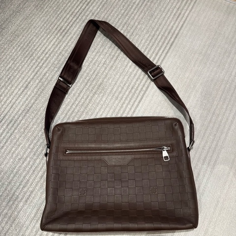 LV Louis Vuitton Damier Infini 深咖啡壓紋皮革斜背包 郵差包 男包