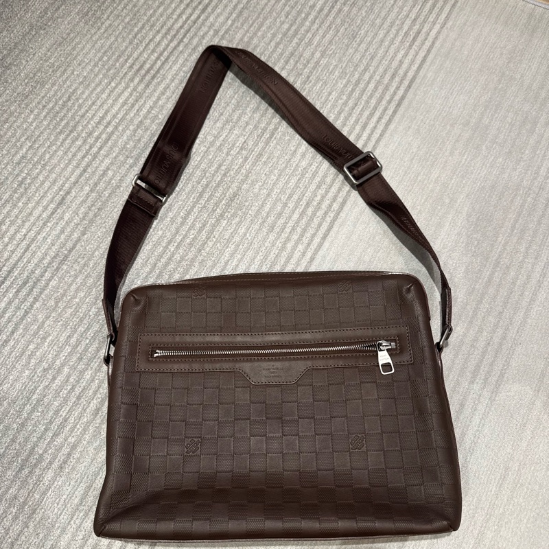 LV Louis Vuitton Damier Infini 深咖啡壓紋皮革斜背包 郵差包 男包-0