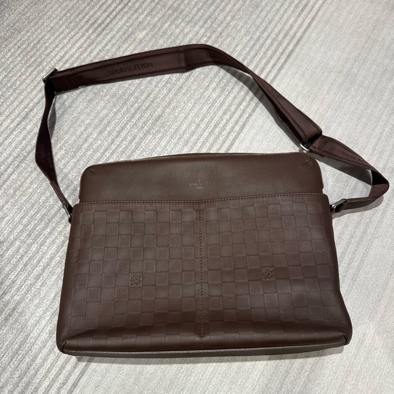 LV Louis Vuitton Damier Infini 深咖啡壓紋皮革斜背包 郵差包 男包-1