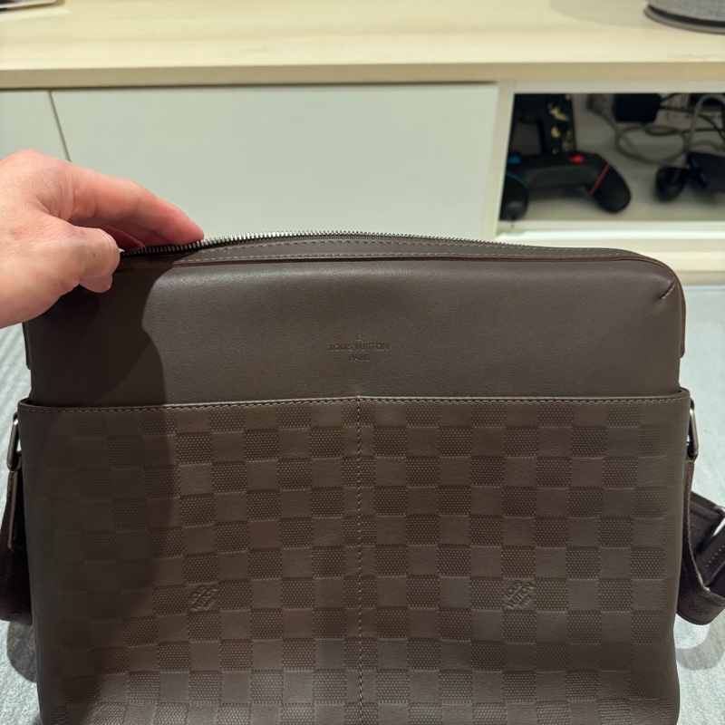 LV Louis Vuitton Damier Infini 深咖啡壓紋皮革斜背包 郵差包 男包-2